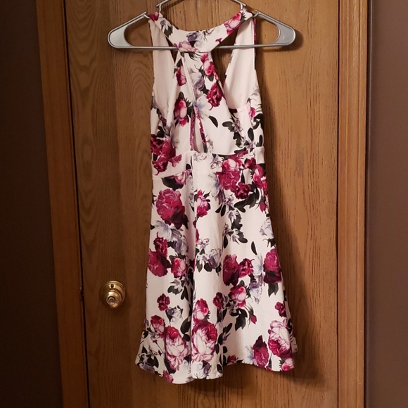Low vneck floral dress - Picture 4 of 5